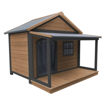 Holz-Tierhütte mit überdachter Veranda, Satteldach, kleinem Fenster und bogenförmiger Vordertür mit Klappe; braune Paneele, graue Zierleisten.