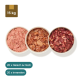 Drei Arten verpacktes rohes Tierfutter mit Schalen, die Hackfleisch zeigen, beschriftet mit Fleisch, Innereien und Fisch.