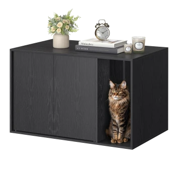 Schwarzer Holzschrank mit einer getigerten Katze, die in einem offenen Fach sitzt, oben Bücher, eine Uhr, Kerzen und eine Blumenvase.