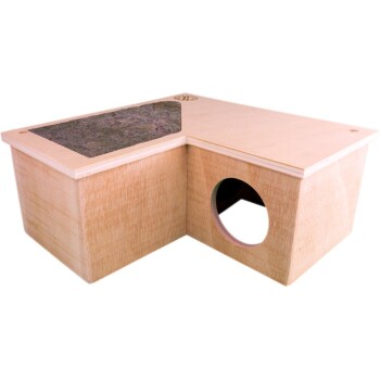Holzhaustierversteck mit einem Eckdesign, mit einem runden Eingang und einer strukturierten Oberflächen für das Klettern.