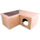 Holzhaustierversteck mit einem Eckdesign, mit einem runden Eingang und einer strukturierten Oberflächen für das Klettern.