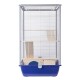 Een ruime, multi-level kooi voor kleine dieren met een blauwe basis en witte draadstangen, met houten platforms en een schuilplaats.