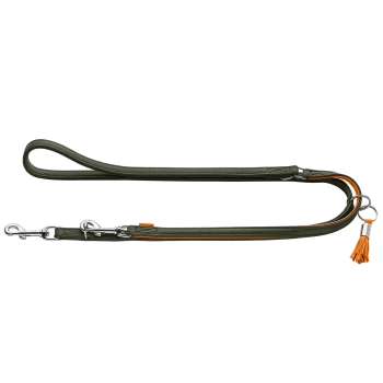 Olivgrüne Leder-Hundeleine mit orangefarbenem Besatz, silbernen Drehclips und O-Ring, orangefarbener Quaste und kleinem orangenen Markenanhänger.