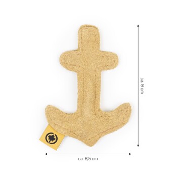 Ein beiger katzenförmiger Spielzeug, das ungefähr 9 cm hoch und 6,5 cm breit ist, mit einem kleinen gelben Etikett mit einem Logo.