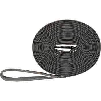 Eine aufgerollte graue Hundeleine mit einem stabilen Clip, auf einem weißen Hintergrund präsentiert.