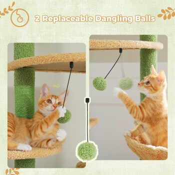 Eine verspielte orangefarbene getigerte Katze interagiert mit zwei austauschbaren hängenden Bällen auf einem Kratzbaum und zeigt ihre verspielte Natur.