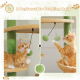 Eine verspielte orangefarbene getigerte Katze interagiert mit zwei austauschbaren hängenden Bällen auf einem Kratzbaum und zeigt ihre verspielte Natur.