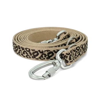 Beige Nylon-Hundleine mit schwarzem Leopardenmuster, zusammengerollt und mit silbernem Sicherungskarabiner sowie Metall-D-Ringen.