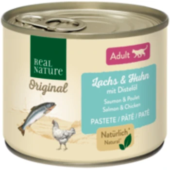 Konserviertes Haustierfutter mit der Aufschrift "Real Nature Original", das Lachs und Huhn enthält, mit Text in Deutsch und Englisch, geeignet für erwachsene Katzen.
