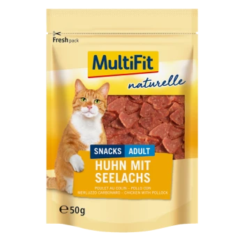 Eine Packung MultiFit-Katzensnacks mit einer verspielten orangefarbenen Tabby-Katze auf der Vorderseite, mit sichtbaren Stücken von Huhn und Pollack im Inneren.