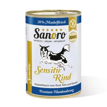 Dosenfutter für Hunde mit der Aufschrift "Sanoro Sensitiv Rind", mit einer schwarz-weißen Hundillustration und Text, der natürliche Zutaten hervorhebt.