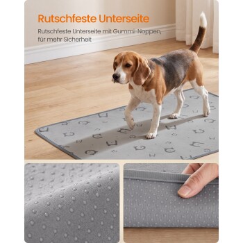 Beagle auf einer grauen, rutschfesten Haustiermatte mit Gummnoppen; Nahaufnahmen der gepunkteten Unterseite; sichtbarer deutscher Text 'Rutschfeste Unterseite'.
