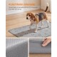 Beagle auf einer grauen, rutschfesten Haustiermatte mit Gummnoppen; Nahaufnahmen der gepunkteten Unterseite; sichtbarer deutscher Text 'Rutschfeste Unterseite'.