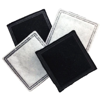 Vier quadratische Haustiertrainingseinlagen in Schwarz und Weiß, mit einem gestickten Rand, übereinander angeordnet.