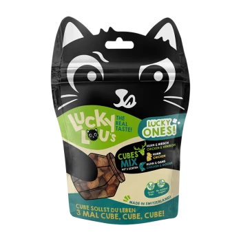 Schwarze katzenförmige Verpackung für "Lucky Lou's Cubes Mix", die Hühner- und Wildschweinsnacks enthält. Der Text beinhaltet "Getreidefrei" und "Kein Zuckerzusatz".