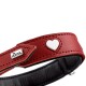 Roter Lederhundehalsband mit einem herzförmigen Ausschnitt und schwarzem Futter, mit einem silbernen "HUNTER"-Logo.
