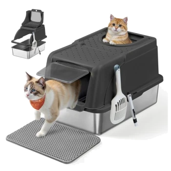 Graue Katzenstreu-Box mit Deckel, Schaufel, Matte und zwei Katzen, eine innen und eine beim Herausgehen, aus einem Online-Tiergeschäft.