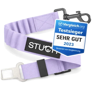 Helle lila Haustiersicherheitsgeschirr mit einem Metallclip und einem schwarzen Etikett mit dem Wort "STUCH" in weißen Buchstaben.