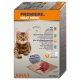 Eine grünäugige Katze sitzt neben einer Box mit der Aufschrift "Premiere Meat Menu" mit 12 Packungen Katzenfutter und einem "100% Frisches Fleisch"-Siegel.