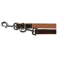 Eine braune und beige Lederleine für Hunde mit Metallclips und Ringen, die ein robustes Design für das Gassigehen zeigt.