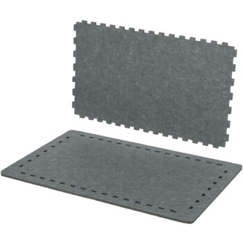 Graue, ineinandergreifende Haustiermattenstücke, eines flach und eines stehend, zeigen eine strukturierte Oberfläche und puzzleartige Kanten.