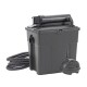Ein schwarzes Teichfiltersystem mit einer Pumpe, Schläuchen und einem runden Auslass, entworfen zur Aufrechterhaltung der Wasserqualität in Außenpools.