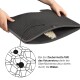 Eine Person hält eine schwarze Katzenstreu-Matte mit Wabenmuster, auf der Streu durch ihre Oberfläche fällt. Der Text erklärt die Designvorteile.