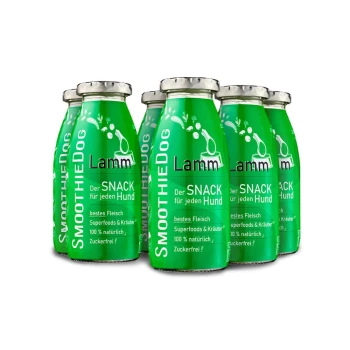 Grüne Smoothie-Flaschen mit der Aufschrift "SmoothieDog" und "Lamm" sowie "Der SNACK für jeden Hund", die Zutaten wie Superfoods und Kräuter enthalten.