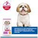Weiß-brauner Shih Tzu sitzt mit heraushängender Zunge neben einem Hill's Science Plan Mature Adult 7+-Sack; 'ACTIVBIOME+ MULTI BENEFIT'-Abzeichen und deutscher Text zu Energie, Immunität und Organfunktion.
