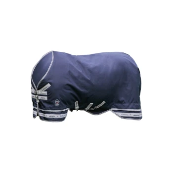 Winterdecke Arika Storm-Tek 100 g 1,45 m Eine marineblaue Pferdedecke mit silberner Einfassung und mehreren Riemen, mit LeMieux-Branding entlang der unteren Kante.