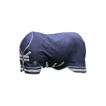 Eine marineblaue Pferdedecke mit silberner Einfassung und mehreren Riemen, mit LeMieux-Branding entlang der unteren Kante.