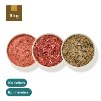 Eingefrorene Haustierfutterpakete mit drei Fleischsorten: Rind, Huhn und einer gemischten Geflügeloption, mit Etiketten, die die Zutaten detaillieren.