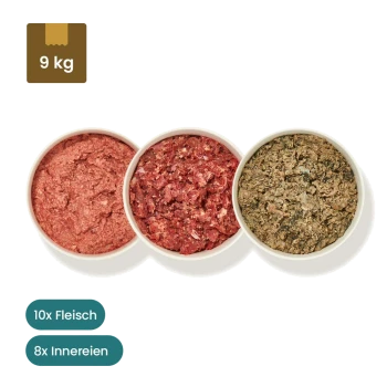 Eingefrorene Haustierfutterpakete mit drei Fleischsorten: Rind, Huhn und einer gemischten Geflügeloption, mit Etiketten, die die Zutaten detaillieren.