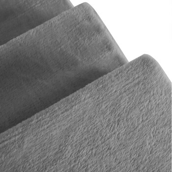 Weiche graue Haustierdecke mit plüschiger Textur, ordentlich gefaltet, um ihren gemütlichen Stoff zu zeigen.