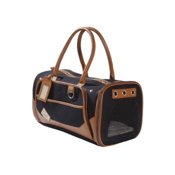 Schwarze und braune Haustiertragetasche mit einem gesteppten Design, mit Netzbelüftung, doppelten Griffen und einem Namensschildhalter.