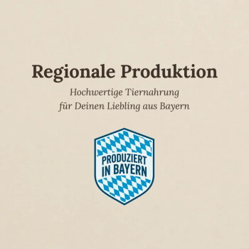 Überschrift 'Regionale Produktion' auf beigem Hintergrund; Untertext 'Hochwertige Tiernahrung für Deinen Liebling aus Bayern' und blaues 'Produziert in Bayern'-Wappen.