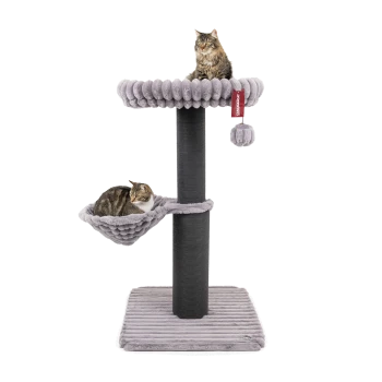 Zwei Katzen entspannen auf einem plüschigen grauen Kratzbaum mit einer oberen Plattform und einer Hängematte, mit einem baumelnden Pom-Pom-Spielzeug.
