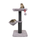 Zwei Katzen entspannen auf einem plüschigen grauen Kratzbaum mit einer oberen Plattform und einer Hängematte, mit einem baumelnden Pom-Pom-Spielzeug.