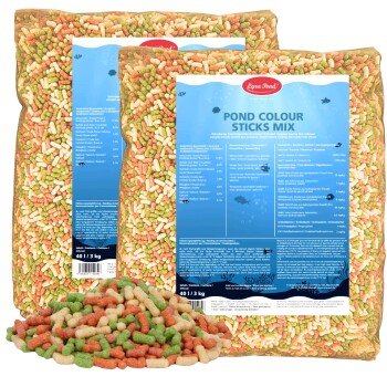 Zwei Tüten mit bunten Fischfutterpellets mit einem blauen Etikett, das Produktinformationen und Fütterungsanweisungen anzeigt.