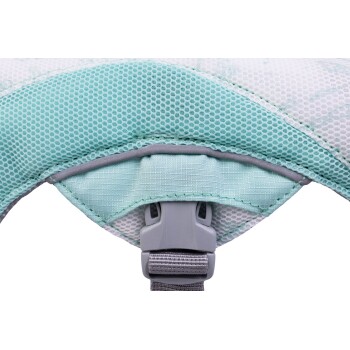 Nahaufnahme eines hellblauen Haustiergeschirrs mit atmungsaktivem Mesh-Stoff und einer grauen verstellbaren Schnalle.