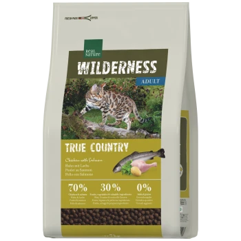 Sac d'aliments pour chats adultes Real Nature Wilderness étiqueté 'True Country' avec photo d'un chat tacheté, images de poisson et de poulet et texte '70% 30% 0%'.