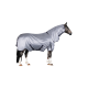 Ein schwarzes Pferd mit einer hellgrauen Pferdedecke und einer passenden Kapuze, gesichert mit dunklen Riemen, steht vor einem weißen Hintergrund.