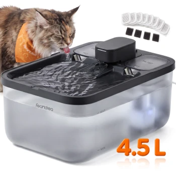 Katze trinkt aus einem grauen Feandrea 4,5L automatischen Haustierbrunnen mit Wasserfallauslauf und Ersatzfiltern.