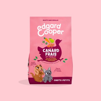 Sac rose Edgard Cooper indiquant CANARD FRAIS ET POULET, SANS CÉRÉALES, avec illustrations de chiots, CHIOTS PETITS.