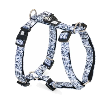 Blau-weißes Hundegeschirr mit Blattmuster, Metall-D-Ringen, schwarzen Schnallen, kleinem schwarzen Anhänger mit weißem Text und Pfotenlogo.