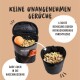Eine schwarze, mit Reißverschluss versehene Leckerli-Tasche für Haustiere, gefüllt mit knochenförmigen Snacks und einem Gummiball, der Geruchskontrolle und einfache Reinigung hervorhebt.