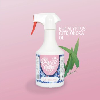 Eine Sprühflasche mit der Aufschrift "PARASITENSCHUTZ SPRAY" mit einem pinken und blauen Design, mit Eukalyptusblättern und dem Text "EUCALYPTUS ÇİTRIODORA ÖL."