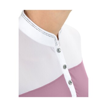 Nahaufnahme eines Kragens einer Frau mit einem weißen, knöpfbaren Design und dekorativen Strasssteinen sowie einem pinken Stoff darunter.