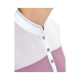 Nahaufnahme eines Kragens einer Frau mit einem weißen, knöpfbaren Design und dekorativen Strasssteinen sowie einem pinken Stoff darunter.