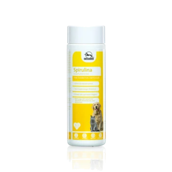 Spirulina-Ergänzungsflasche für Haustiere mit gelbem Etikett, mit einem Golden Retriever und einer Katze, die Immununterstützung und Energiebooster fördert.